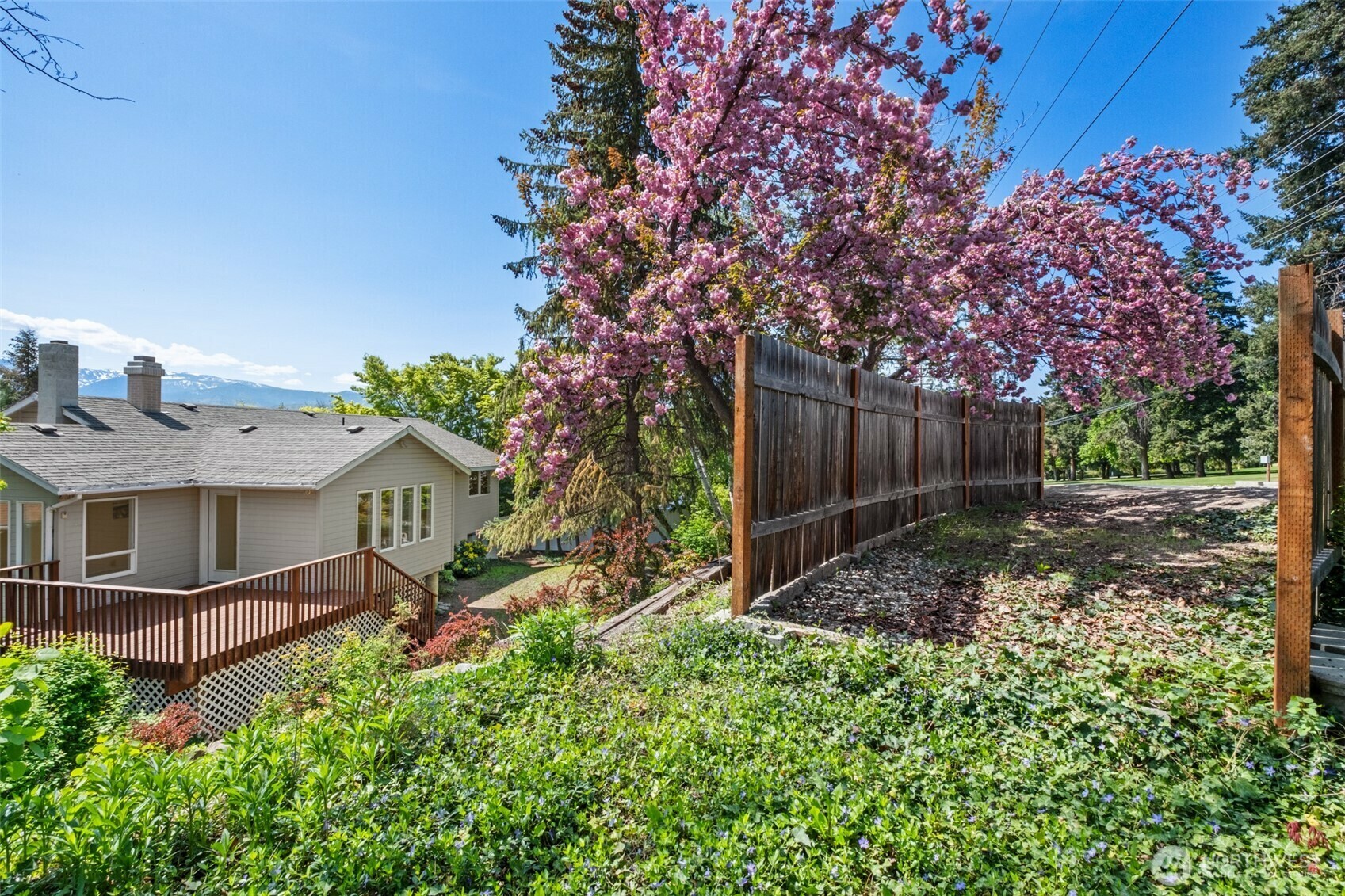 Property Photo: 1425 Easthills Terrace WA 98802