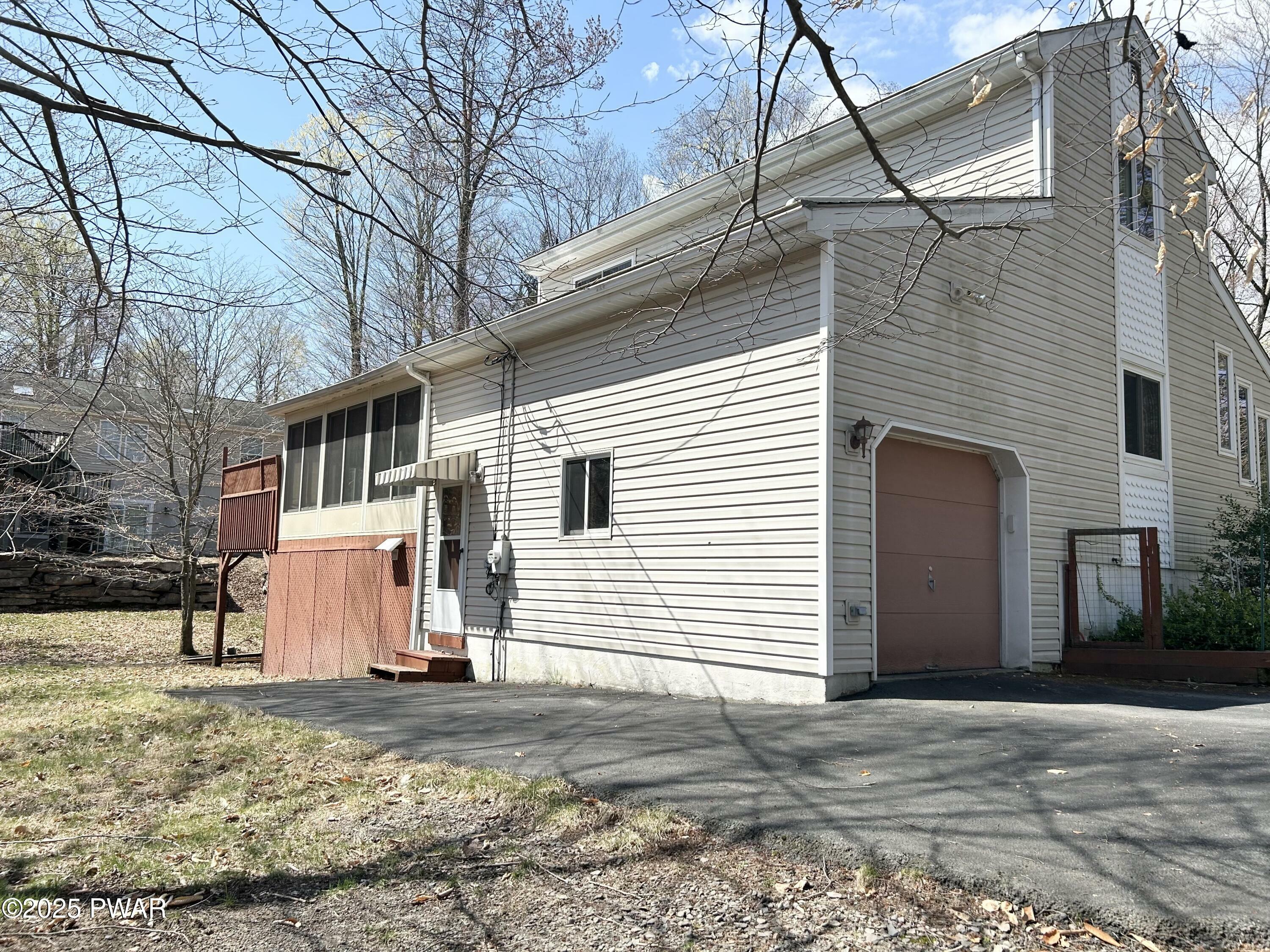 Property Photo: 1050 Green Valley Circle PA 18436