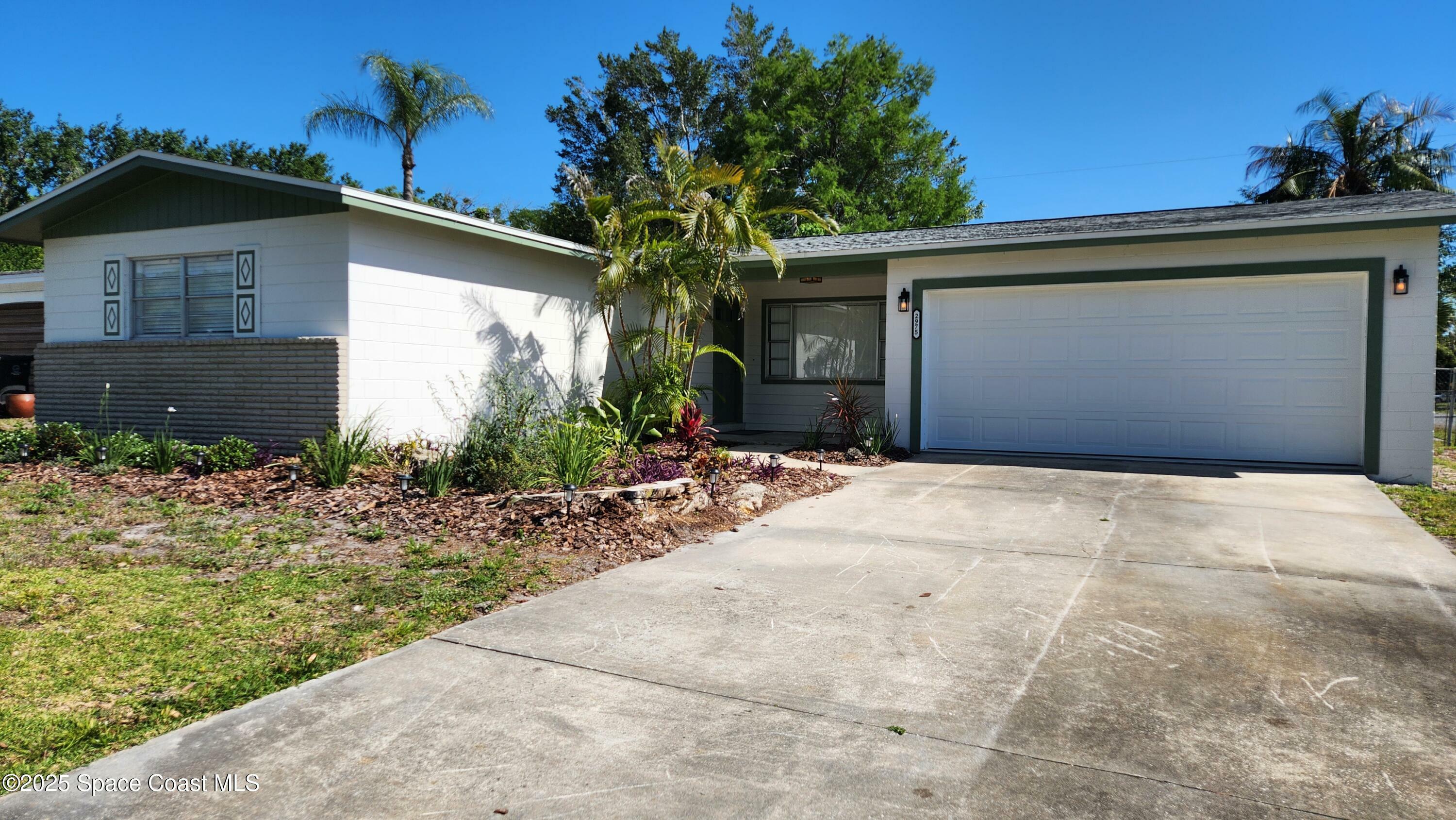 Property Photo: 2975 Hobbs Place FL 32796