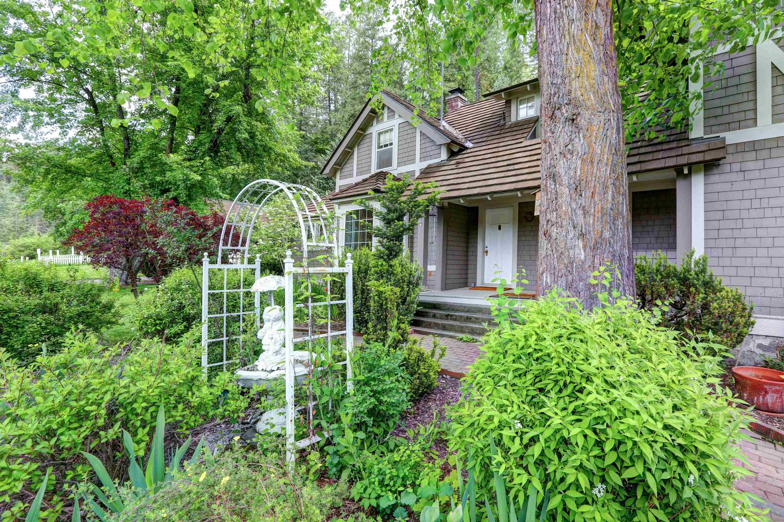Property Photo: 12720 N Vistawood Ct WA 99218