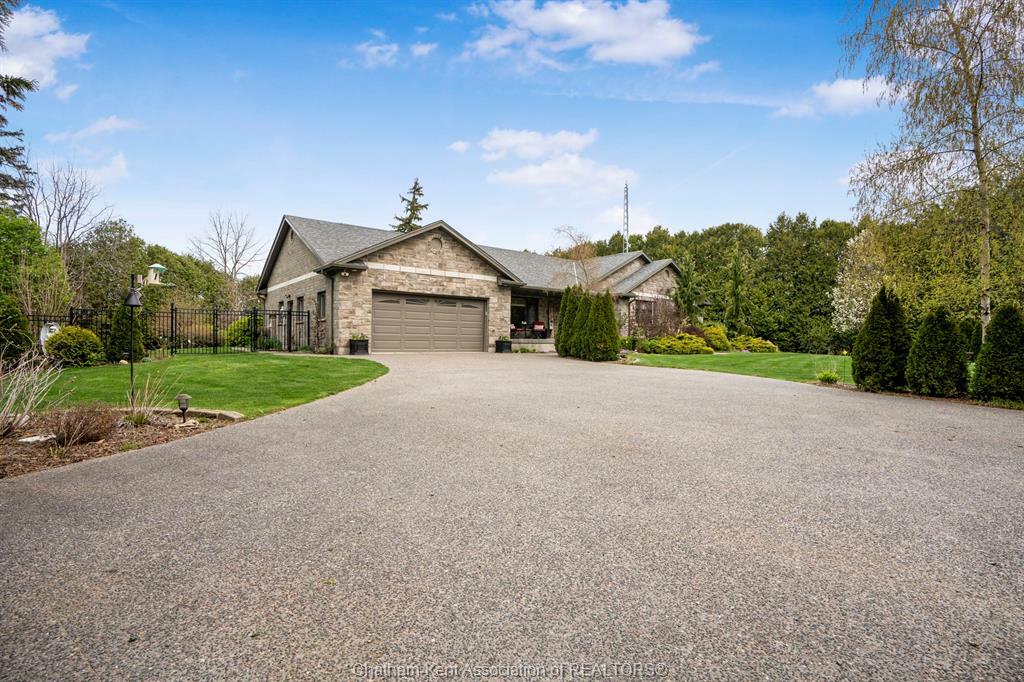 Photo de la propriété: 21945 Communication Road ON N7M 5J4