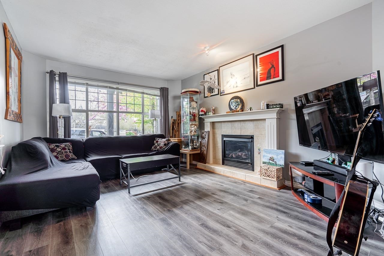 Photo de la propriété: 24347 102 Avenue BC V2W 1X9