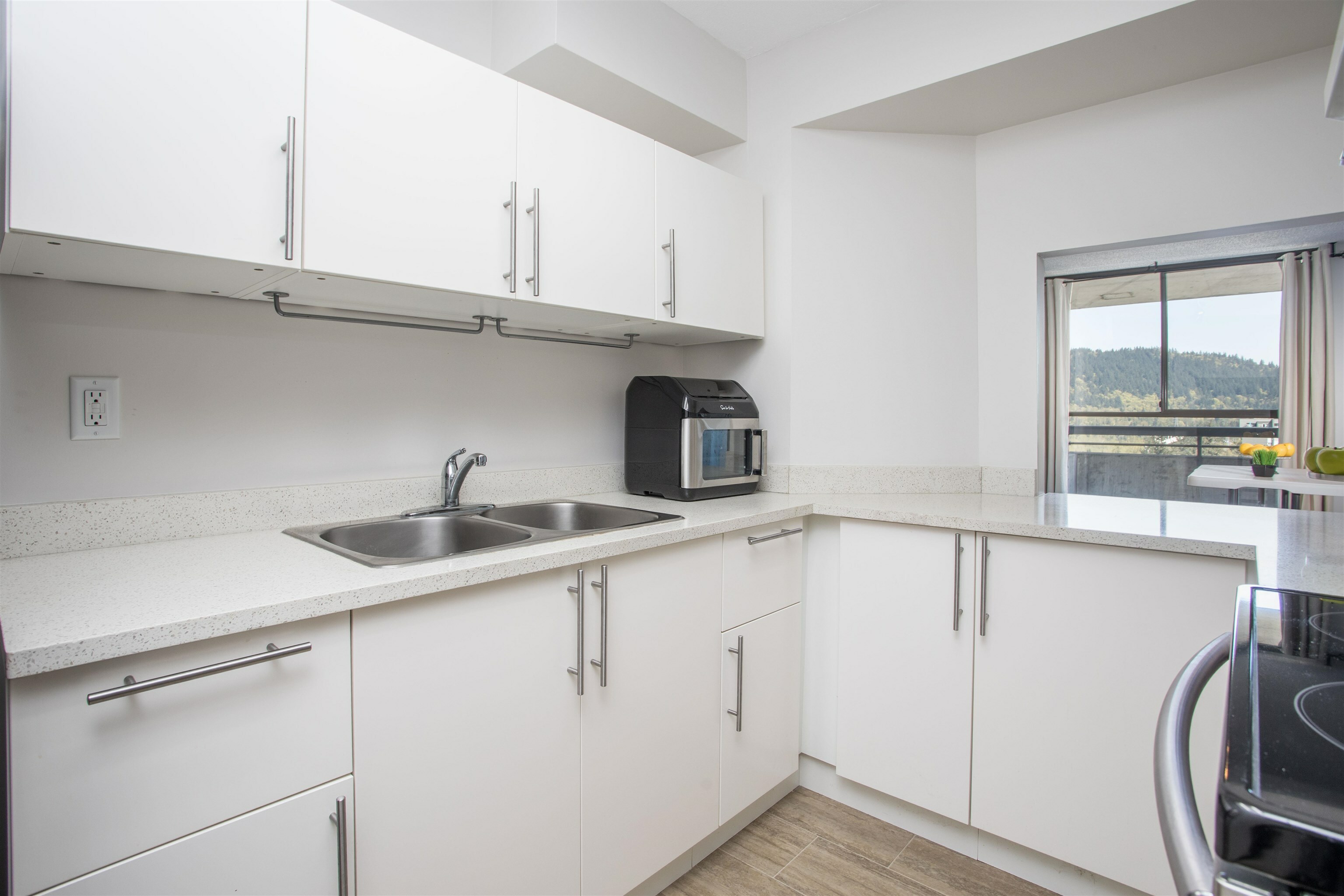 Photo de la propriété: 3737 Bartlett Court 2401 BC V3J 7E3