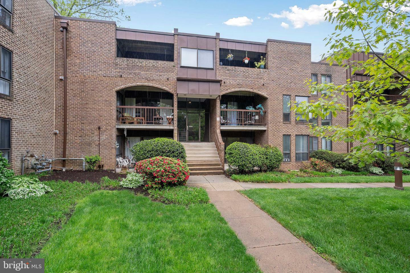 Property Photo: 11208 Chestnut Grove Square 112 VA 20190