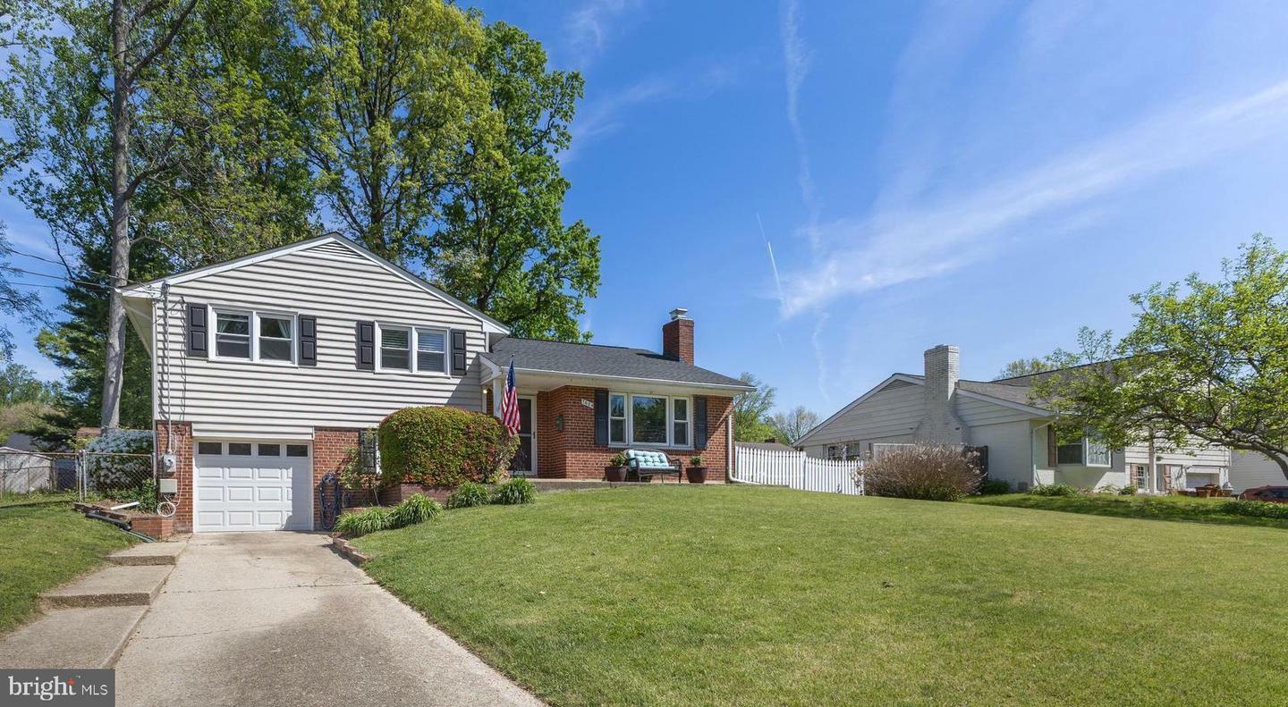 Property Photo: 7604 Hogarth Street VA 22151