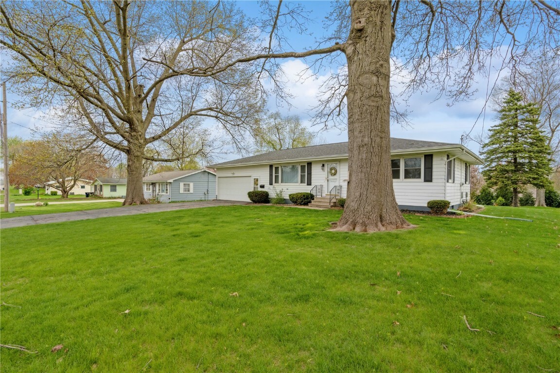 Property Photo: 913 E 2nd St IA 52349