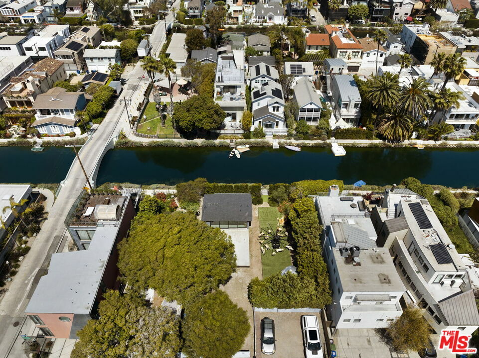 Property Photo: 410 Linnie Canal CA 90291