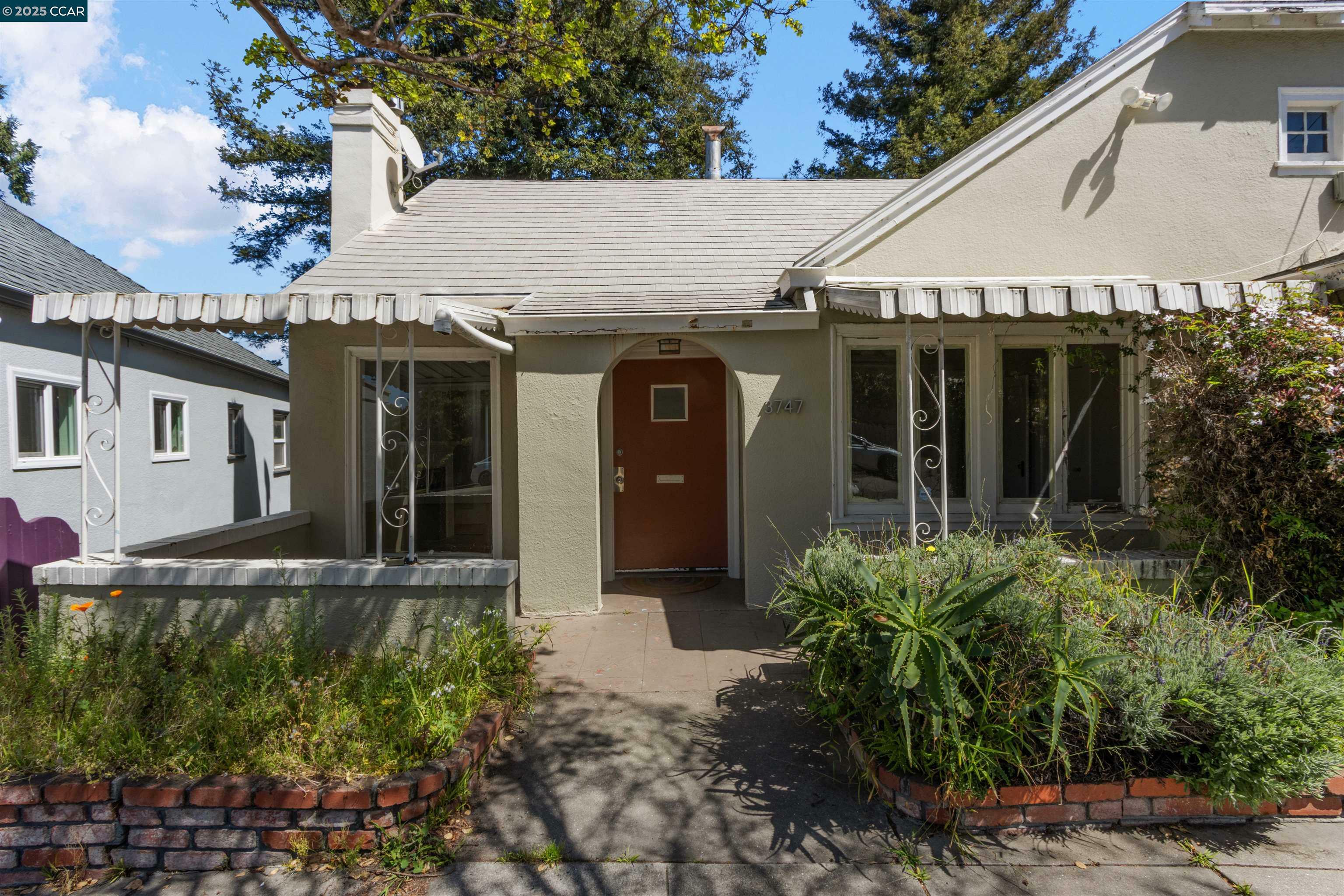 Property Photo: 3747 Park Boulevard Way CA 94610