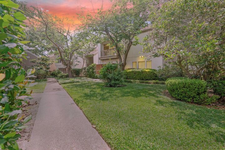 Property Photo: 2100 Tanglewilde Street 629 TX 77063