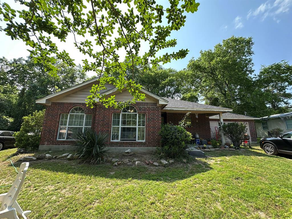 Property Photo: 210 Lee St TX 77354