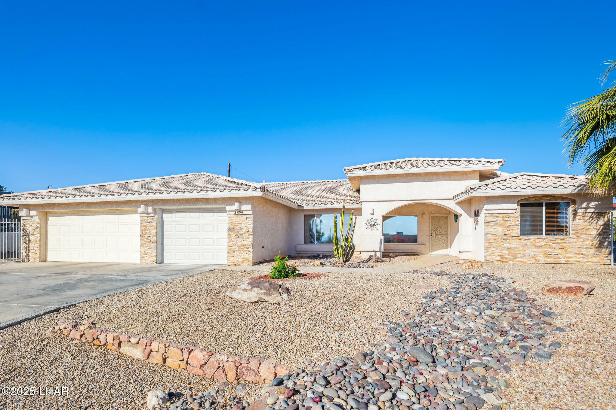 Property Photo: 270 Acoma Blvd AZ 86403