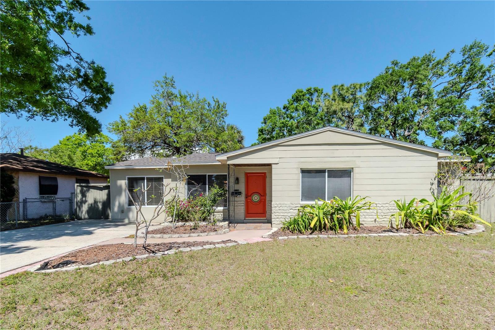 Property Photo: 4425 W Bay Villa Avenue FL 33611