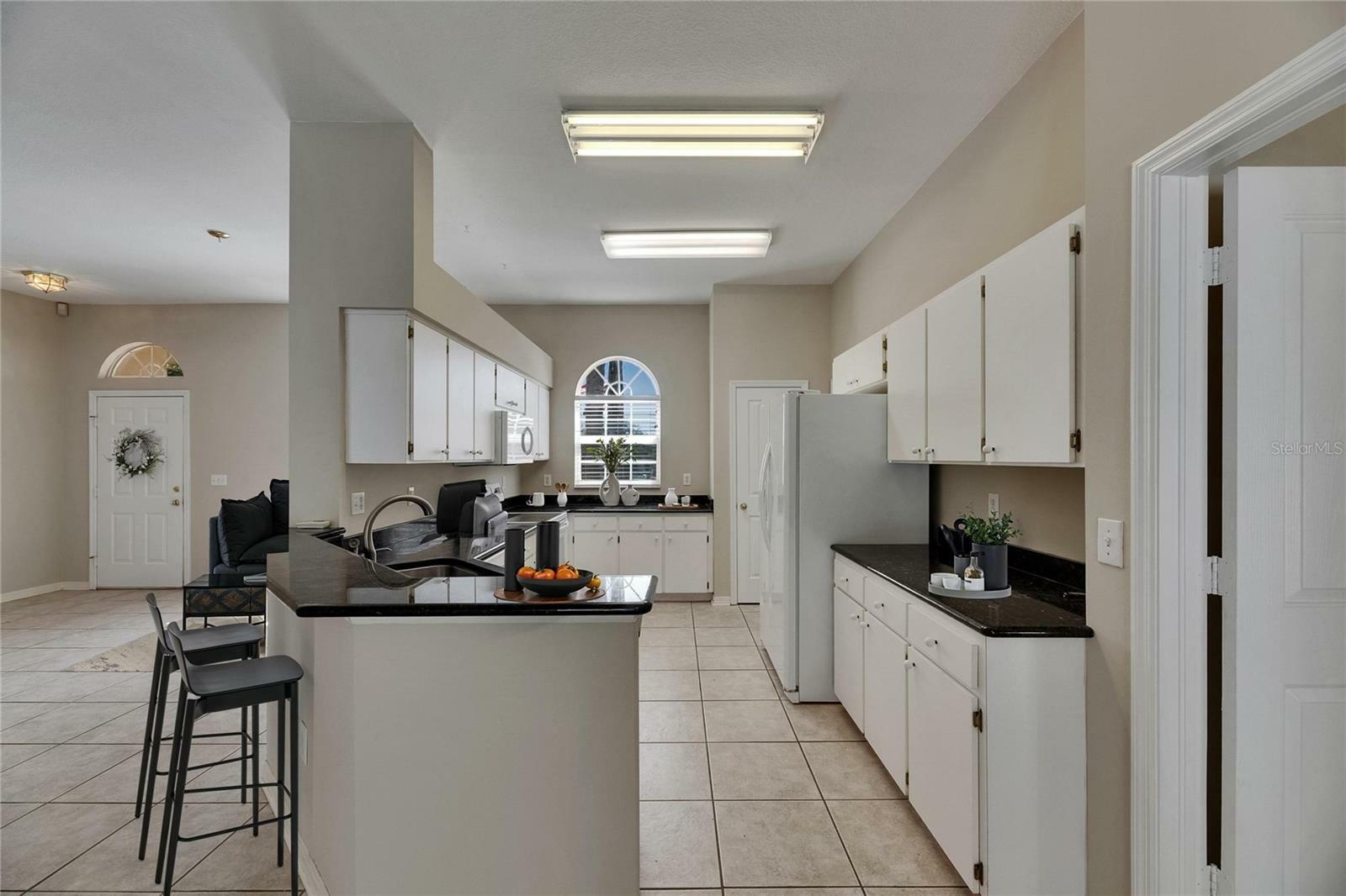 Property Photo: 812 Amethyst Way FL 33594