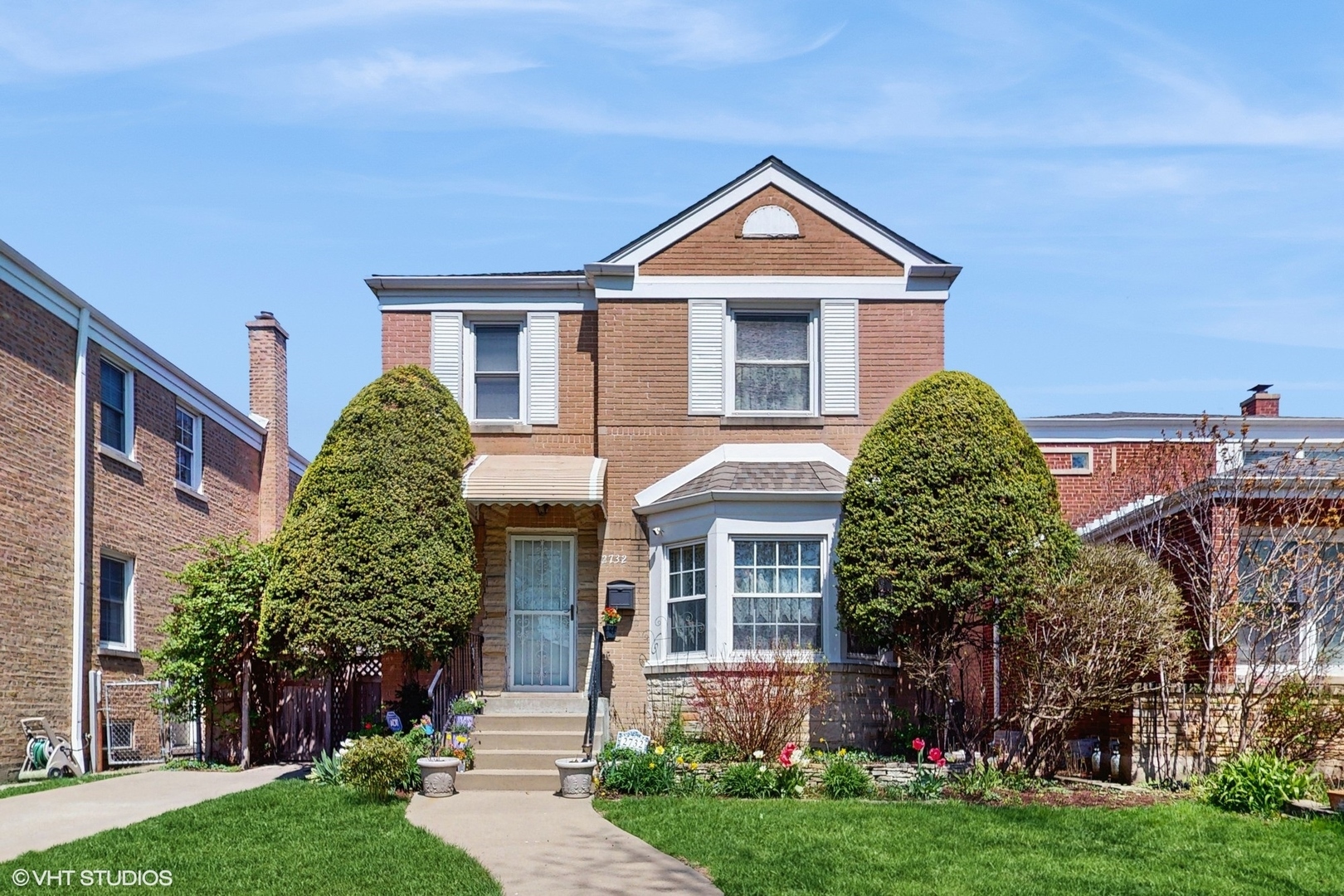 Property Photo: 2732 W Chase Avenue IL 60645