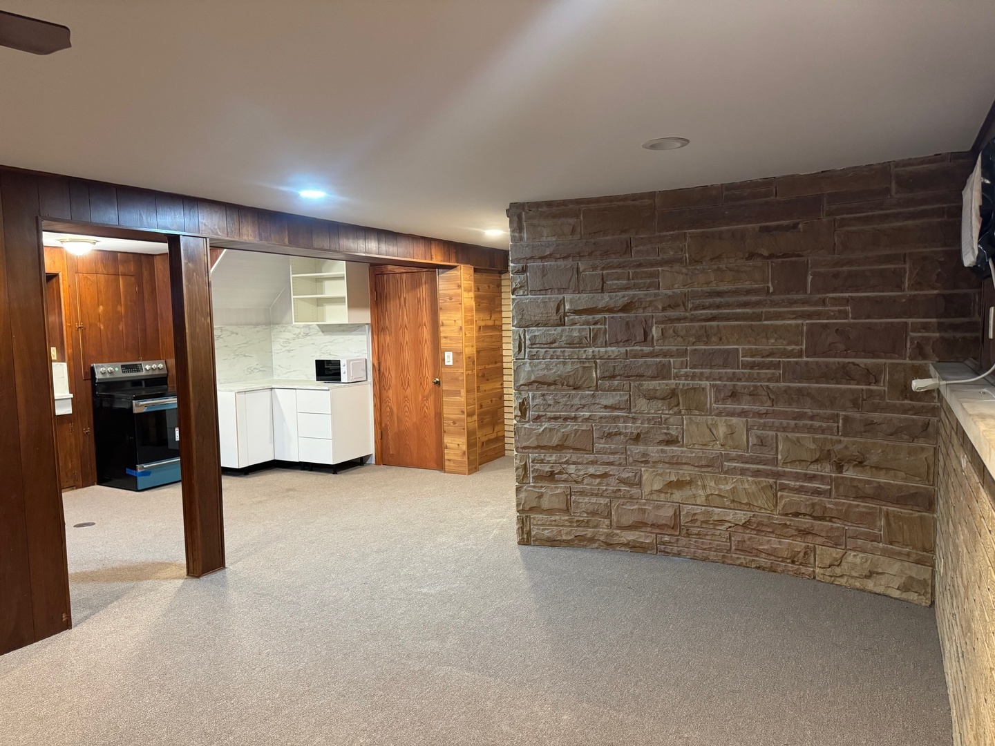 Property Photo: 1600 N 17th Avenue G IL 60160