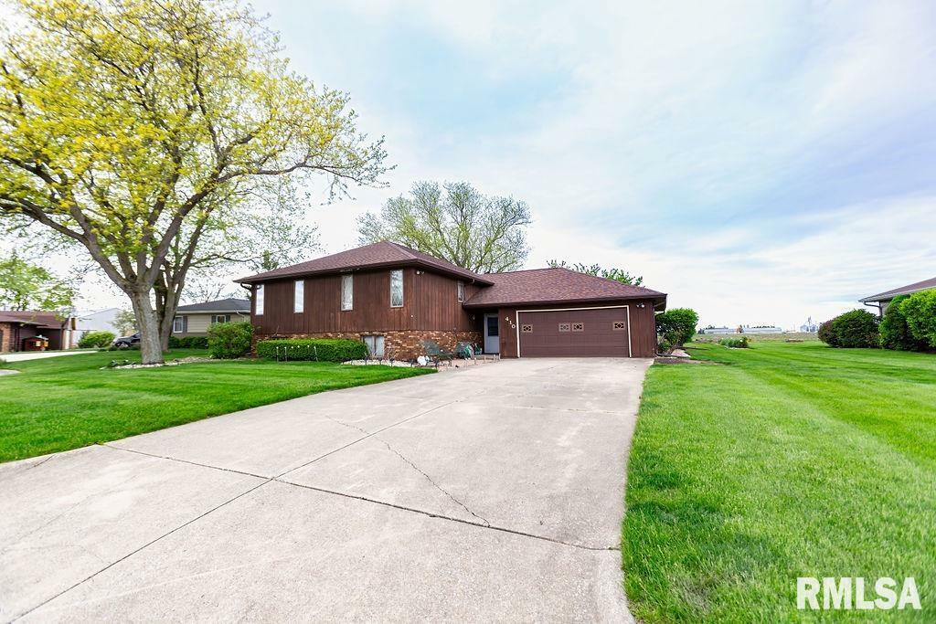 Property Photo: 410 W Belaire Court IL 61742
