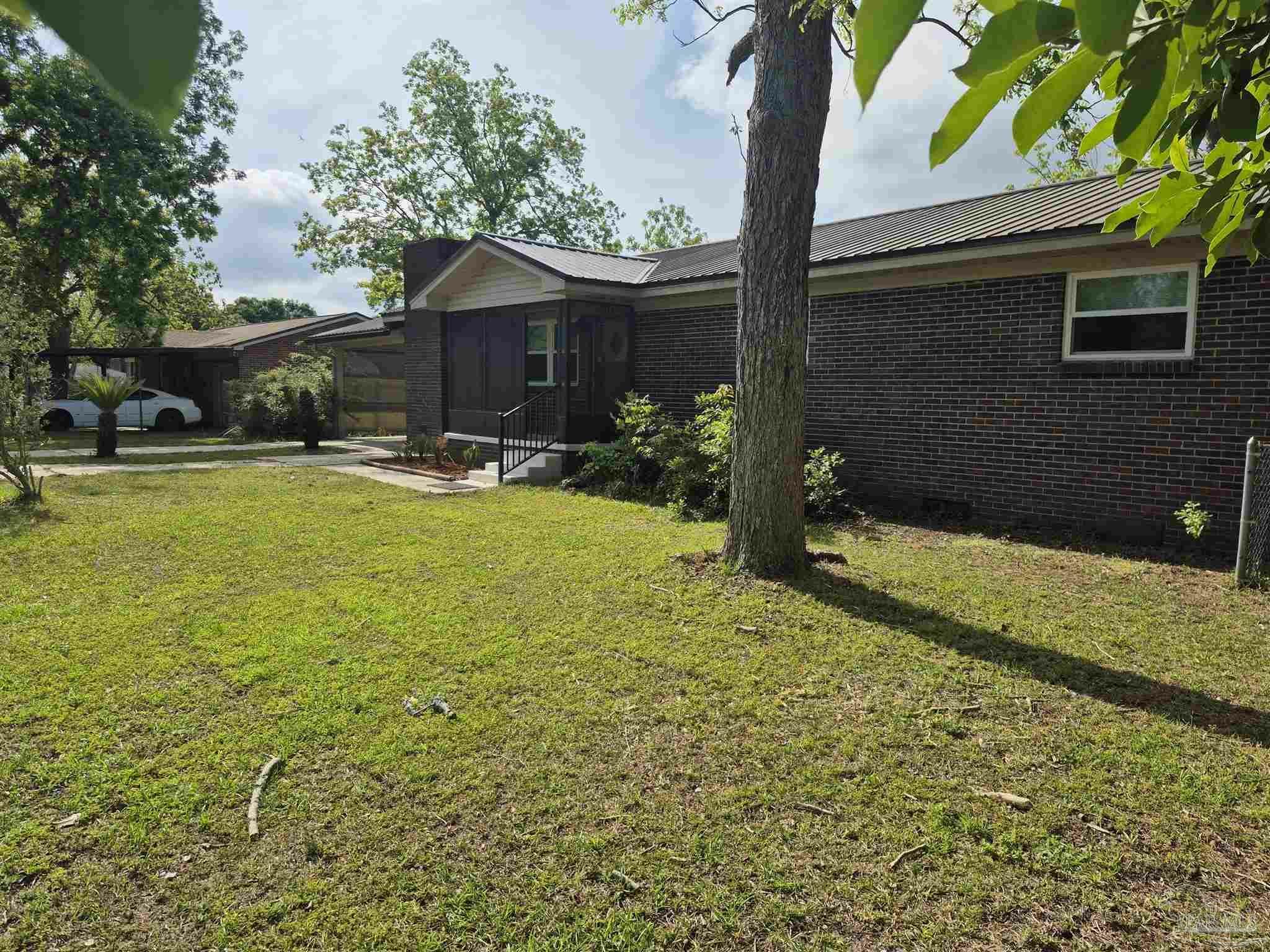 Property Photo: 1417 Twilight Dr FL 32533