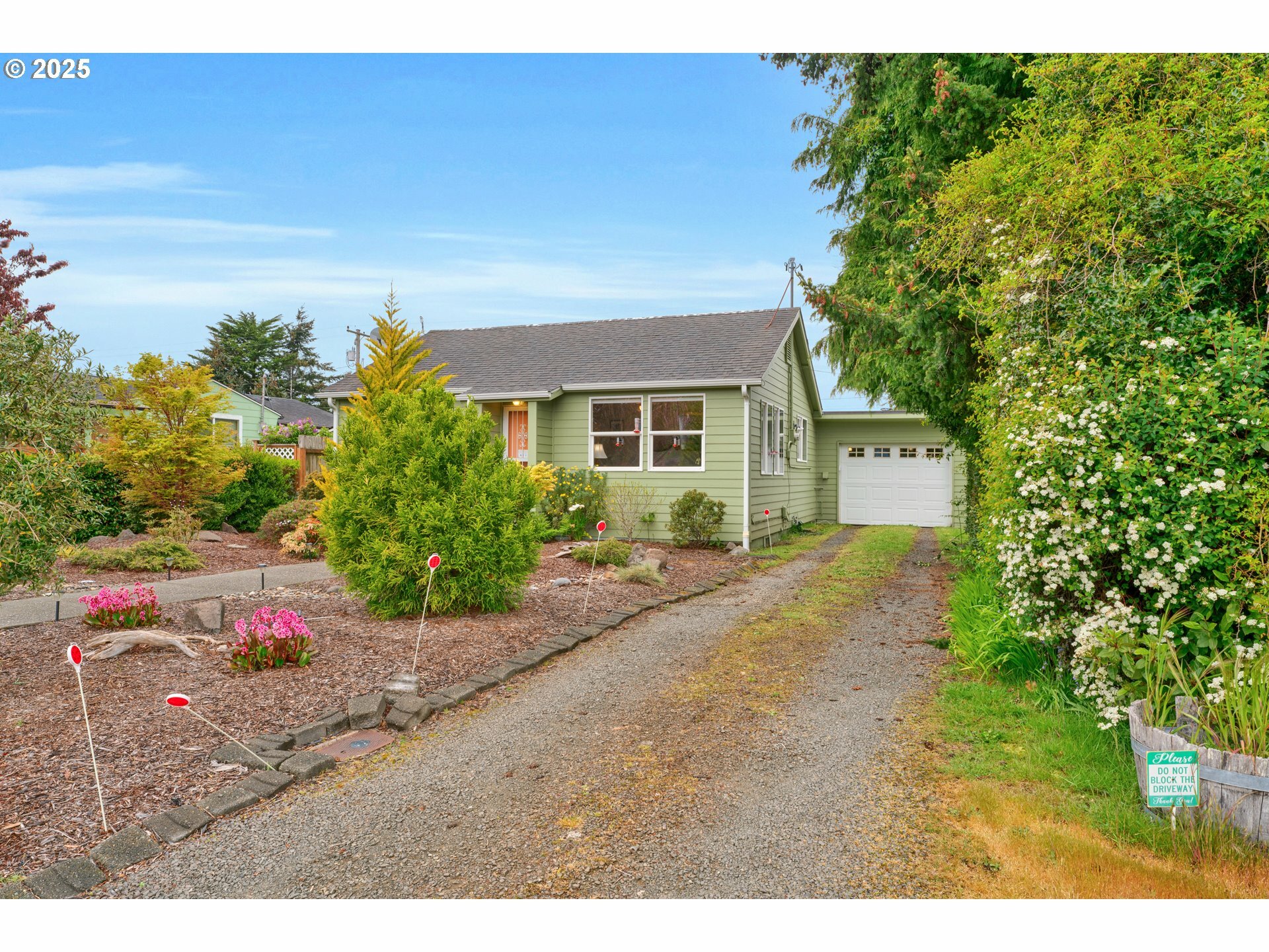 Property Photo: 1925 17th St OR 97439