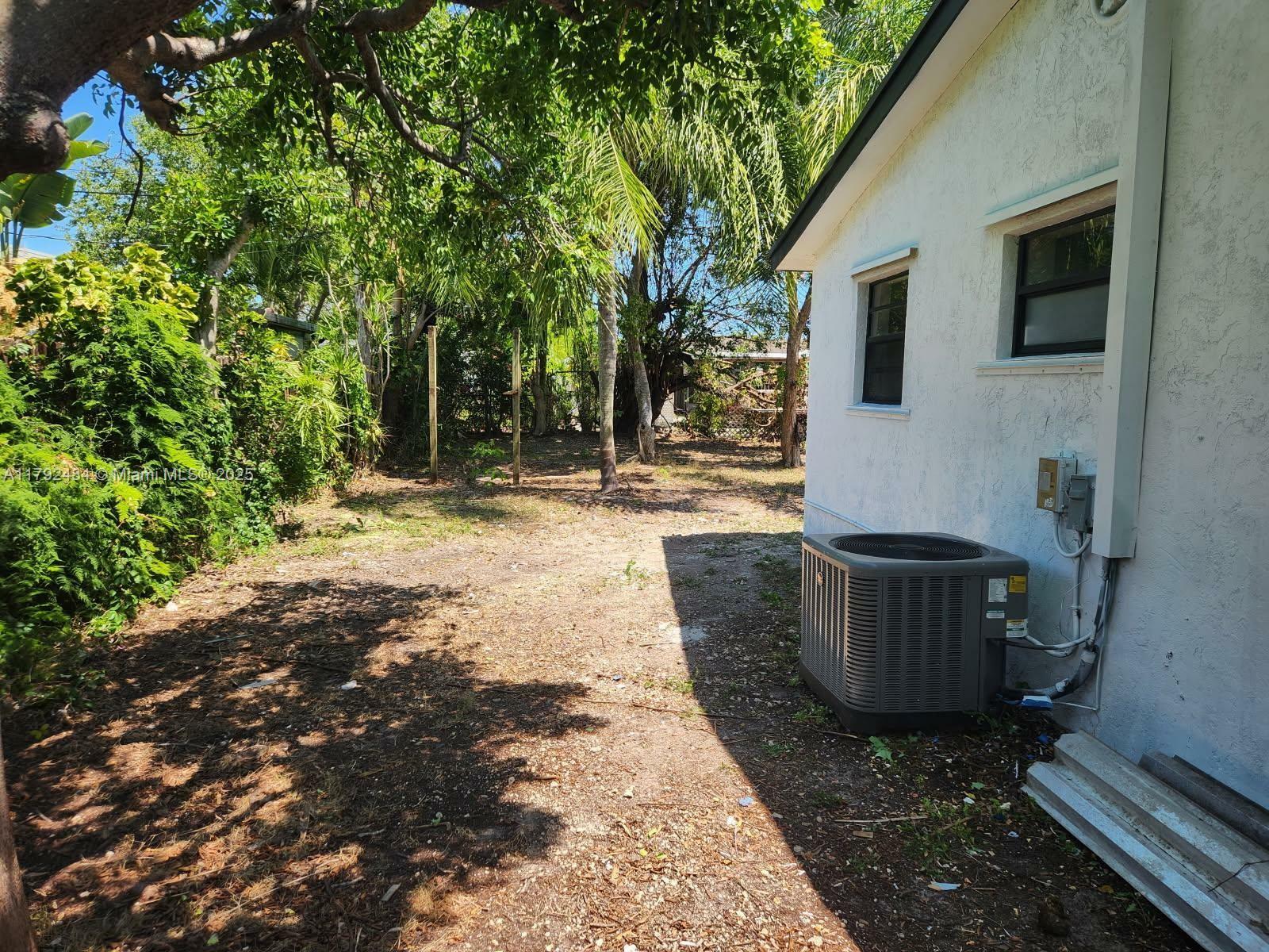 Property Photo: 9340 Martinique Dr FL 33189