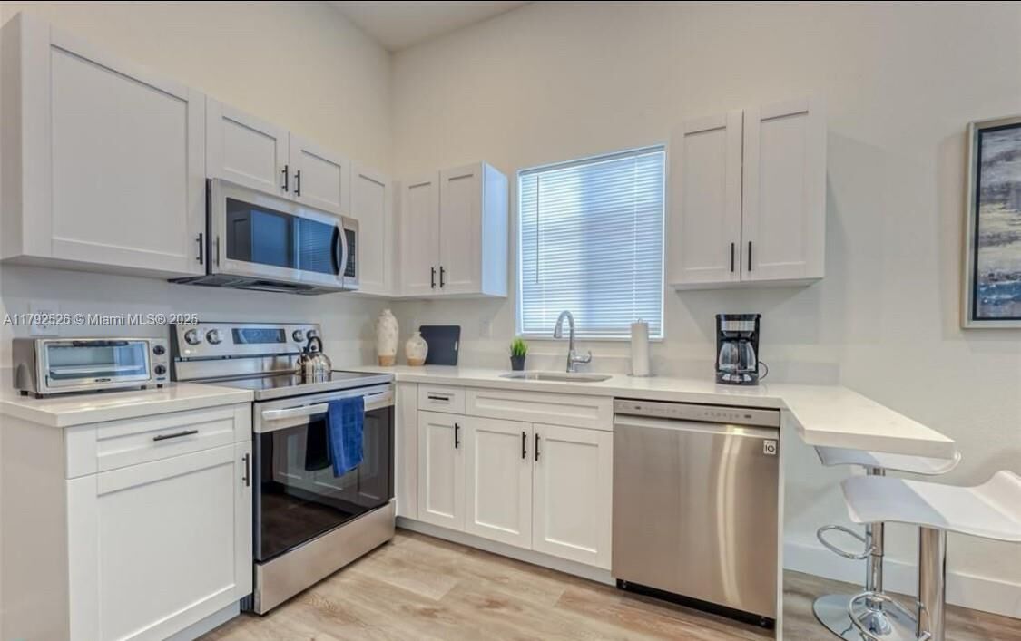 Property Photo: 830 SE 14th St 1 FL 33316