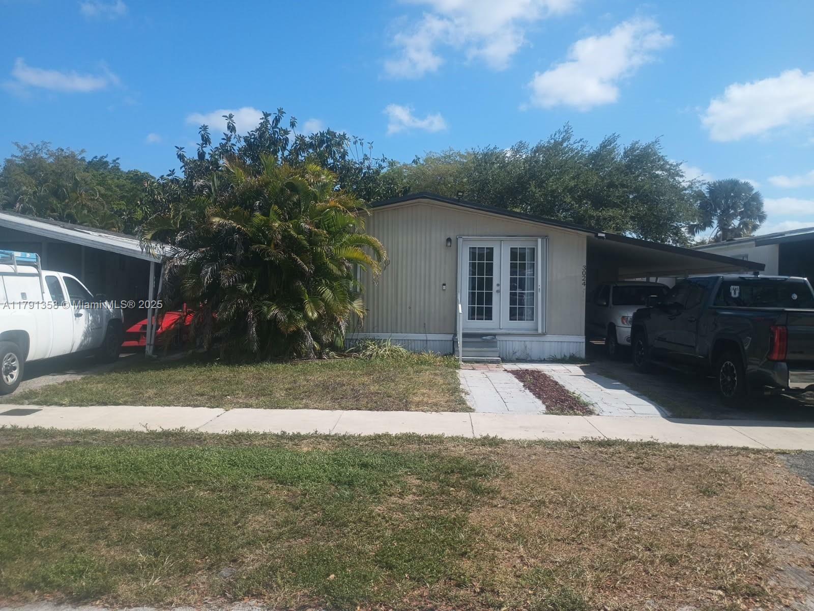 Property Photo: 3024 SW 51st St FL 33312