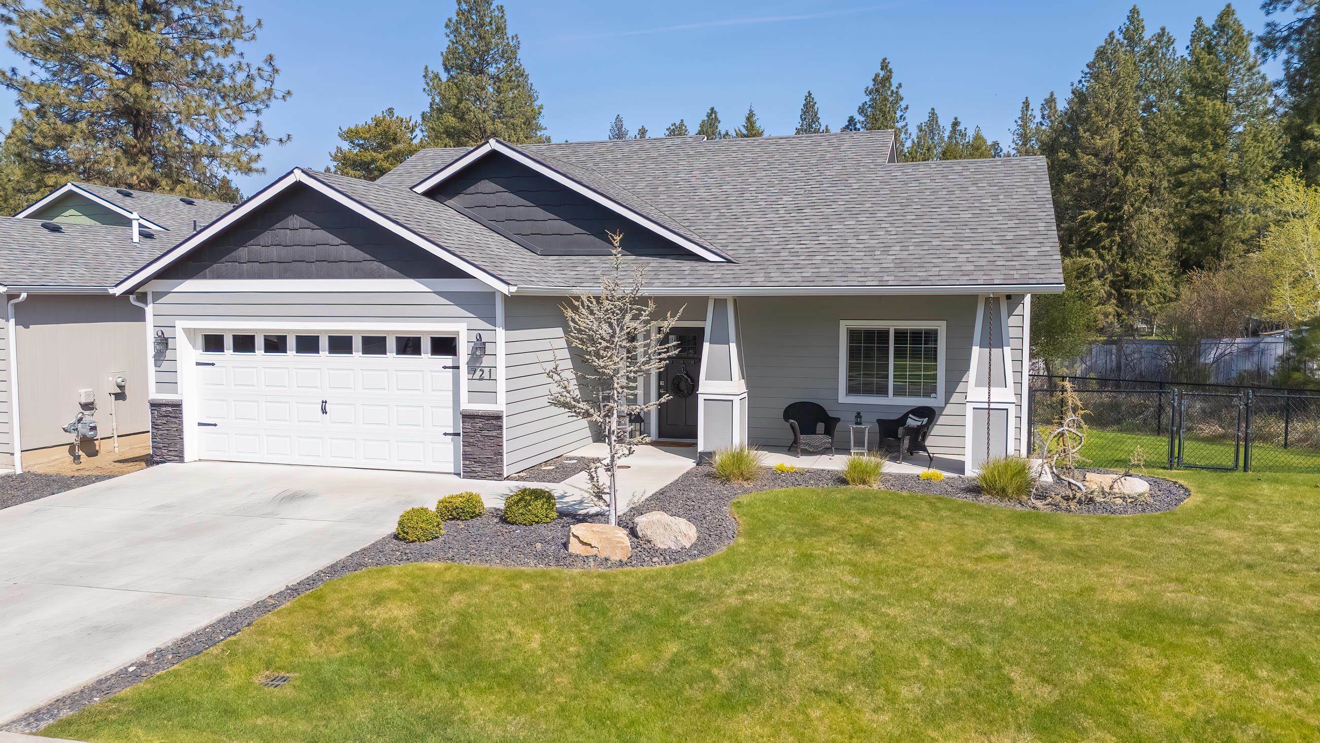 Property Photo: 721 E Canterbury Ln WA 99005