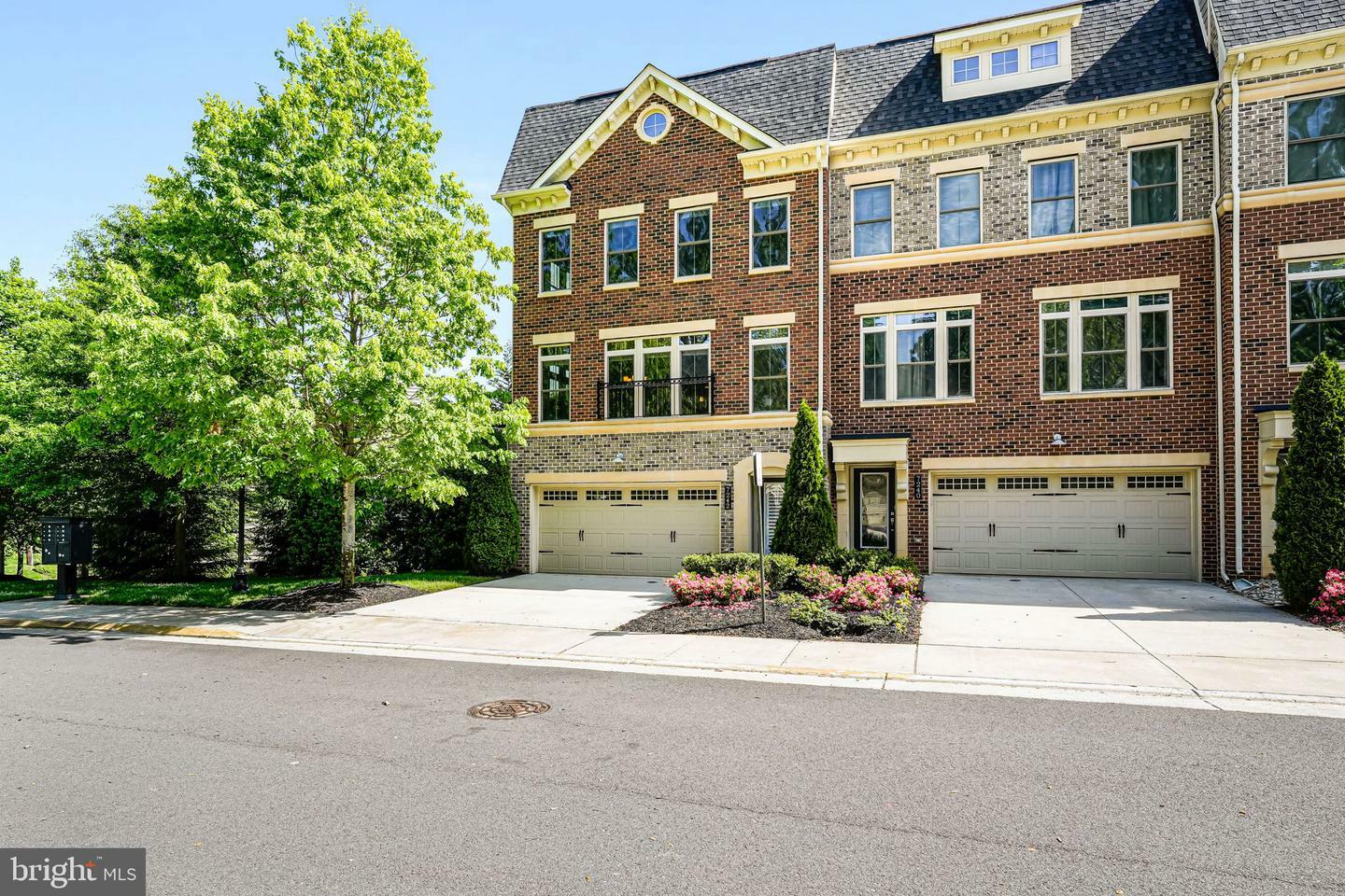 Property Photo: 7242 Magpie Lane VA 22043
