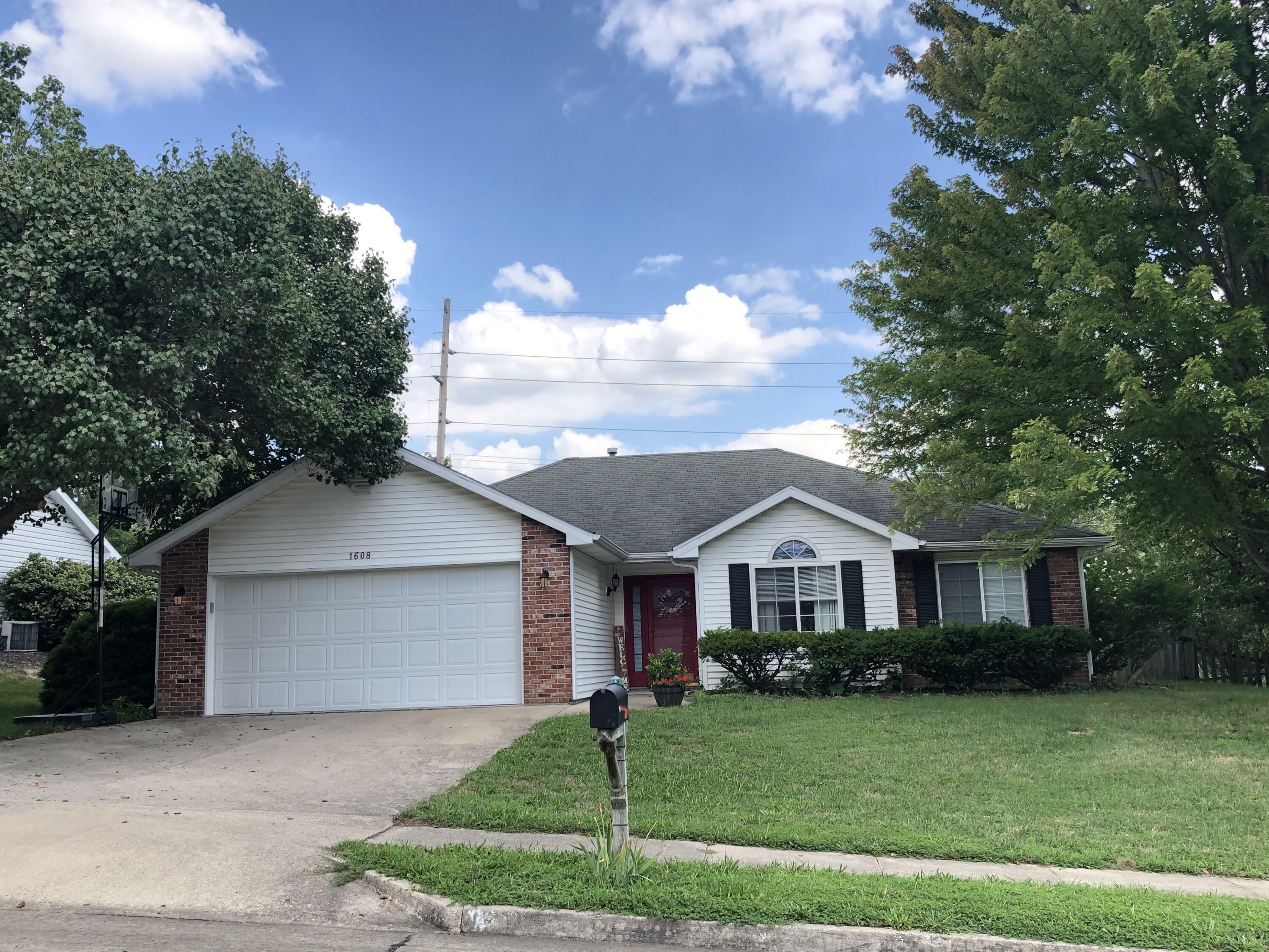 Property Photo: 1608 Apple Valley Ct MO 65202