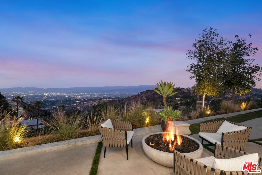 Property Photo: 8545 Charl Ln CA 90046