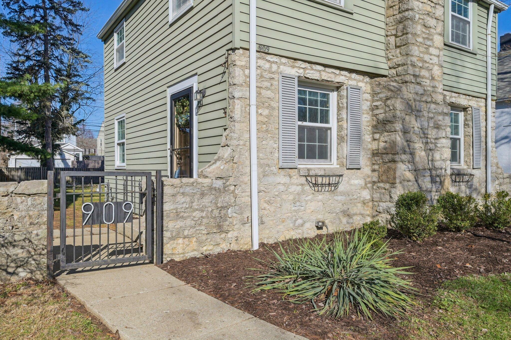 Property Photo: 909 S Roosevelt Avenue OH 43209