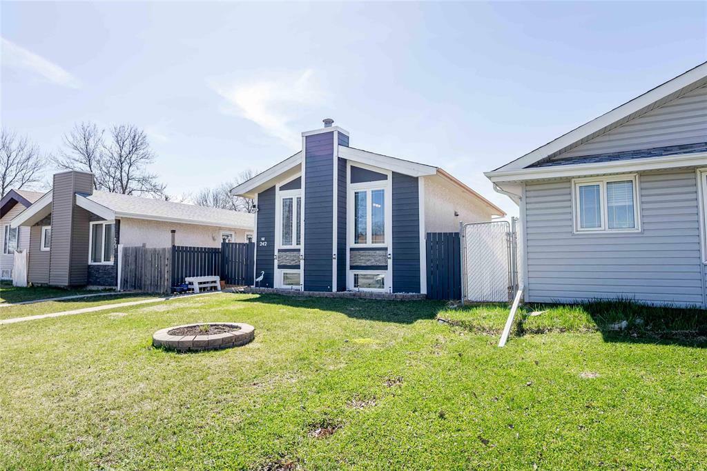 Property Photo: 242 Mandalay Drive MB R2P 1K2