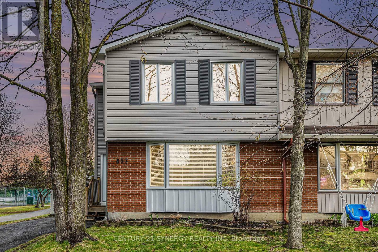 Property Photo: 857 Lawnsberry Drive ON K1E 1X8