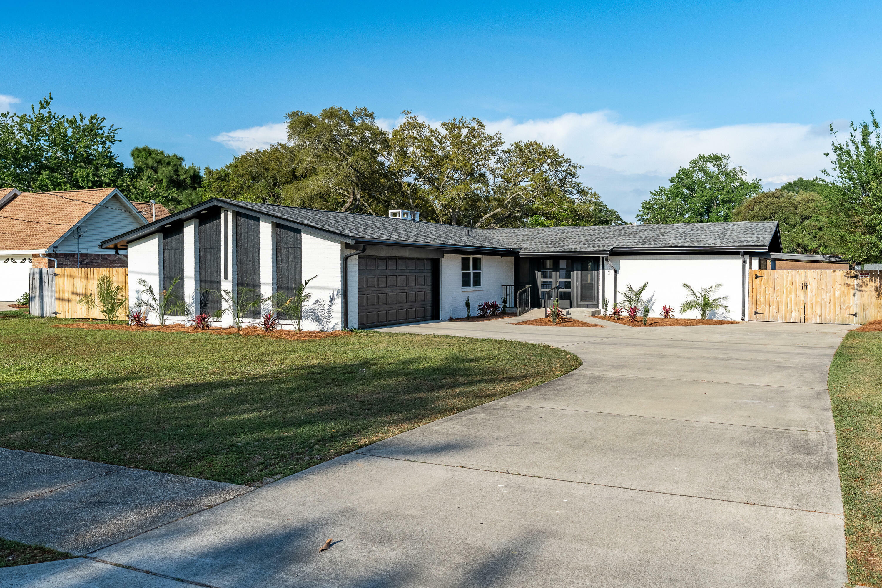 Property Photo: 618 NE Country Club Avenue FL 32547
