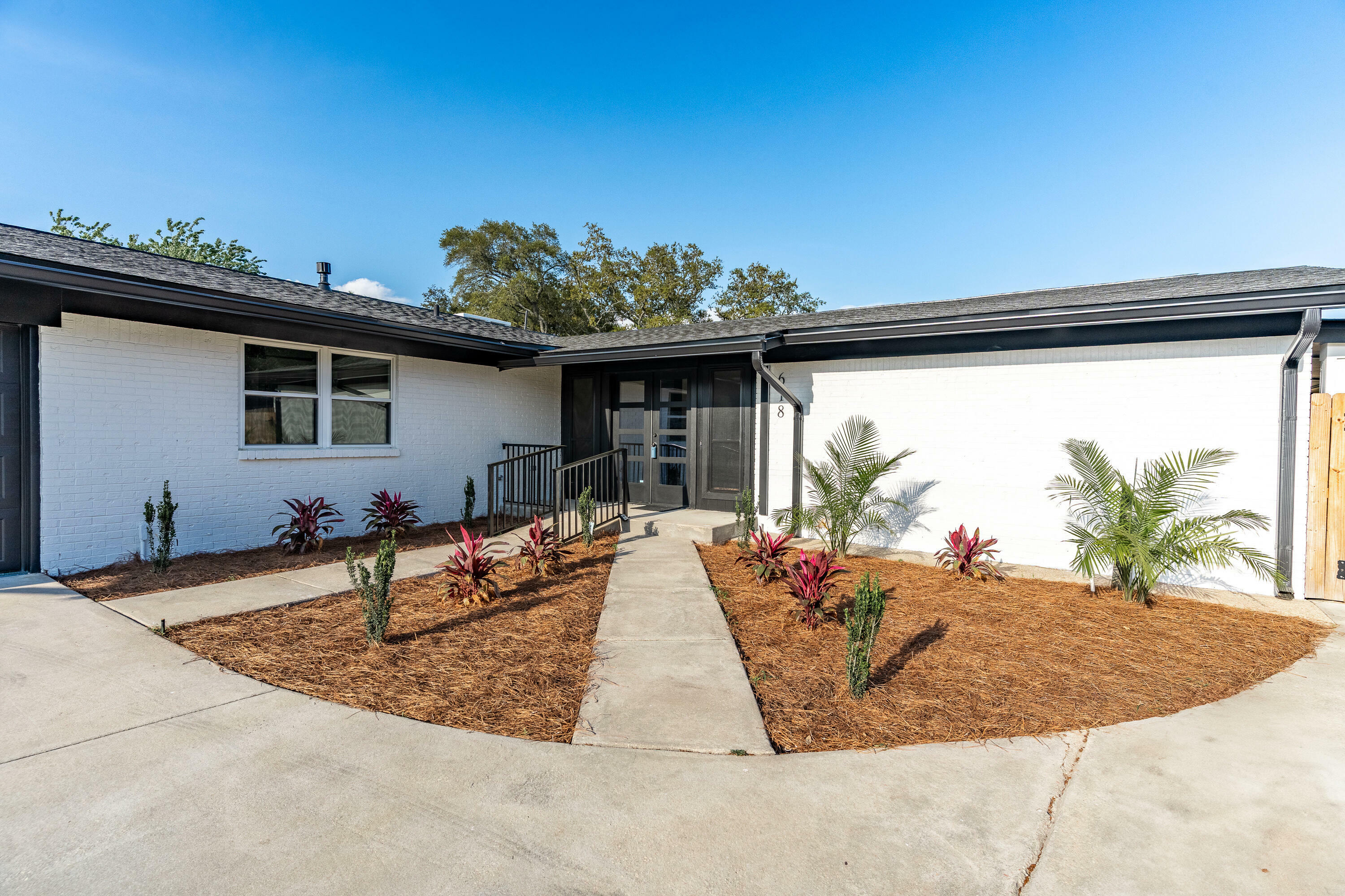 Property Photo:  618 NE Country Club Avenue  FL 32547 
