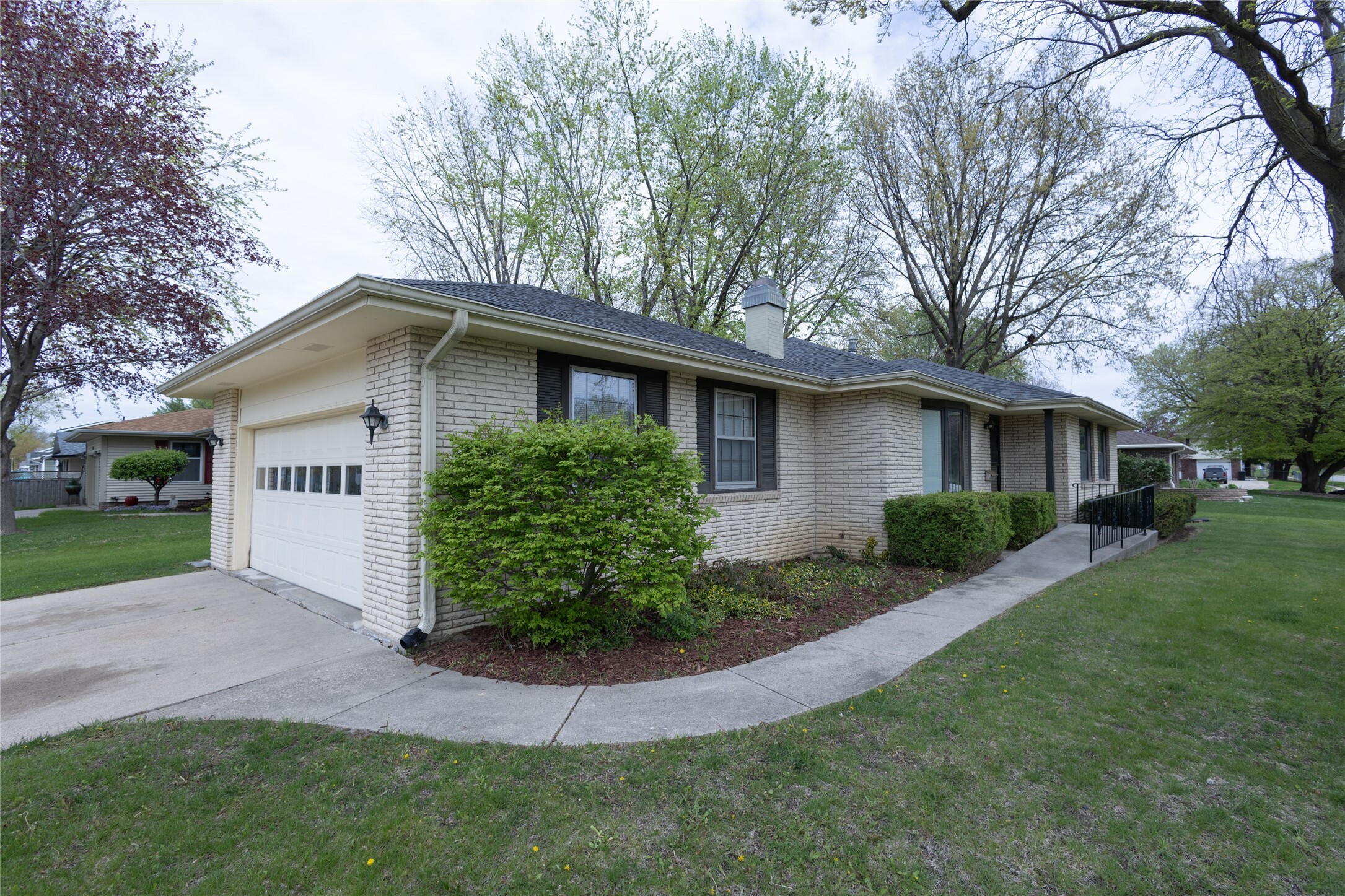 Property Photo: 1606 N 8th Avenue E IA 50208