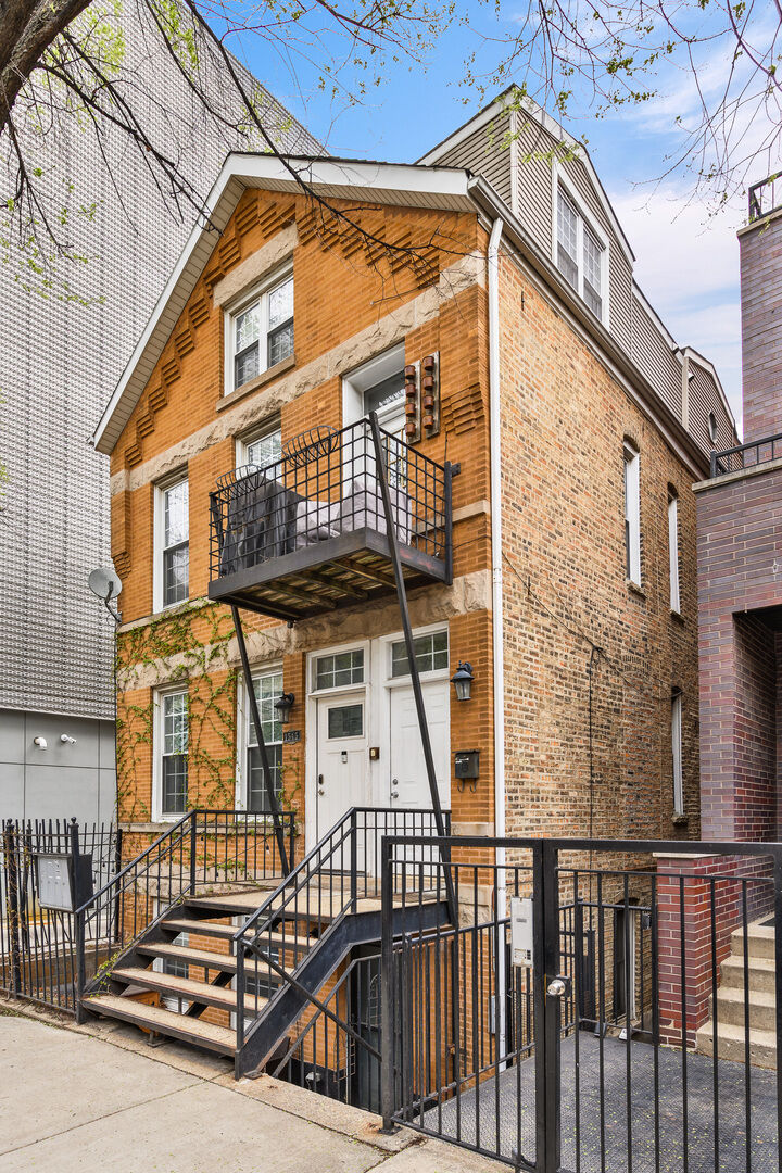 Property Photo:  1545 N Bosworth Avenue 1E  IL 60642 