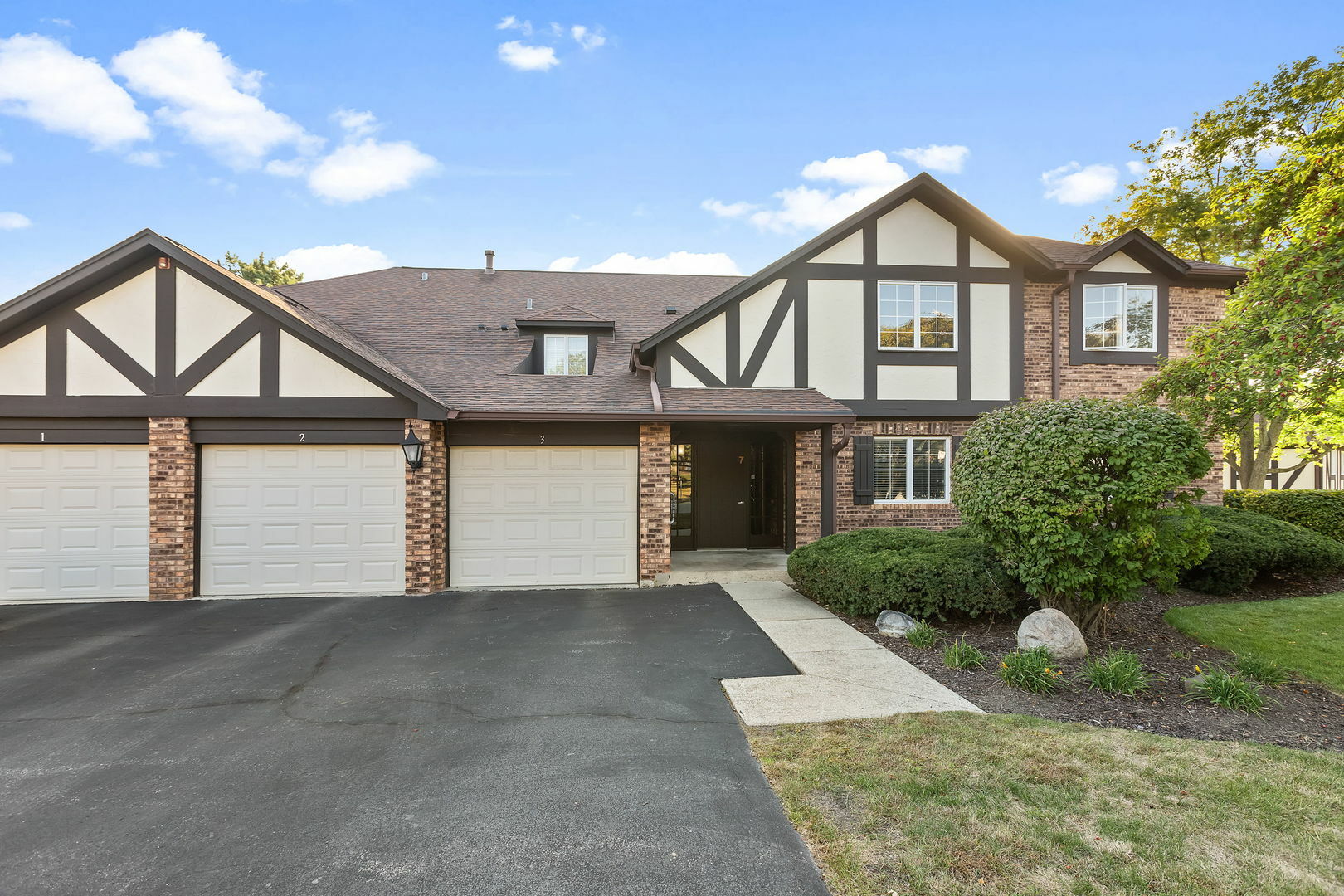 Property Photo: 7 Sauk Trail 4 IL 60525