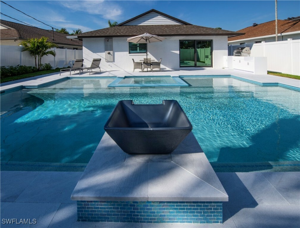 Property Photo: 668 104th Avenue N FL 34108