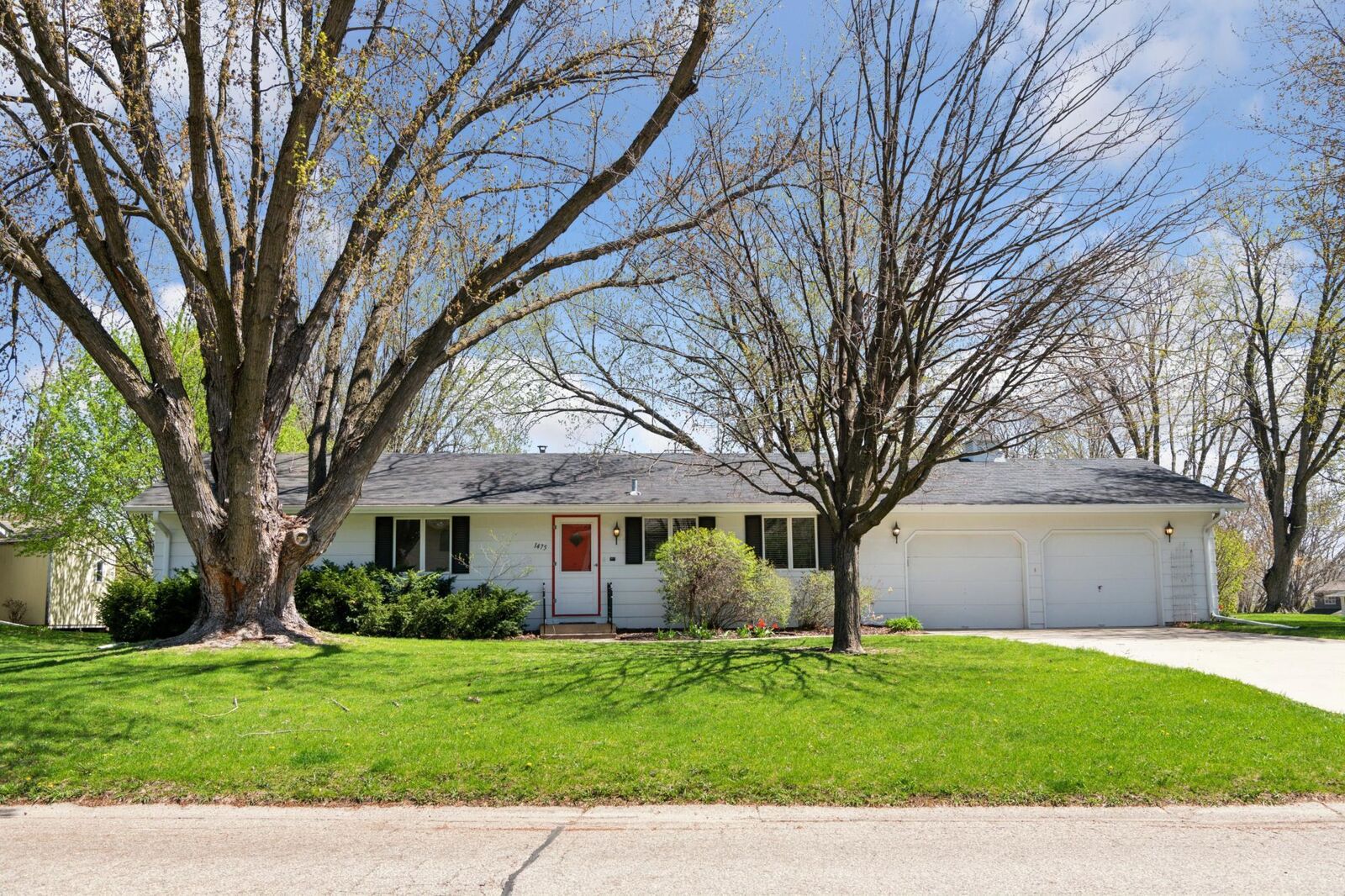 Property Photo:  1475 Crest Drive  MN 55318 