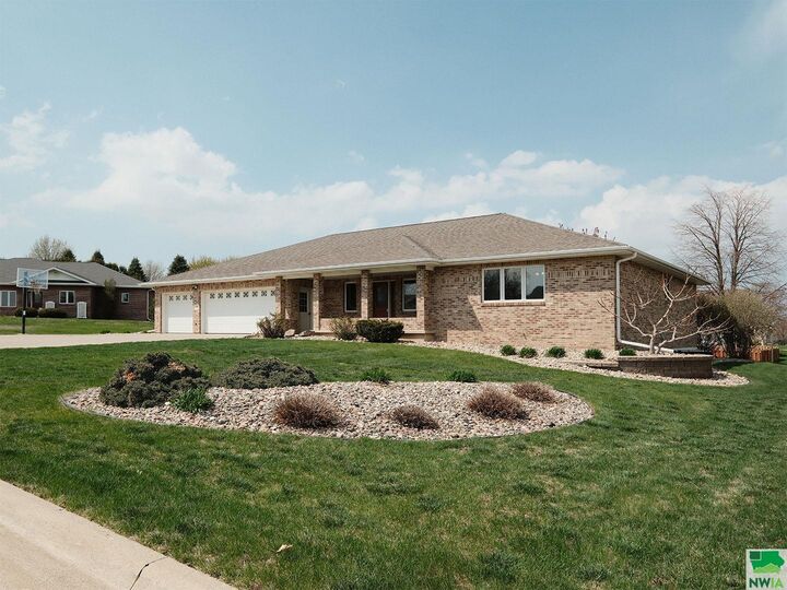 Property Photo:  544 13th Street Circle SE  IA 51250 