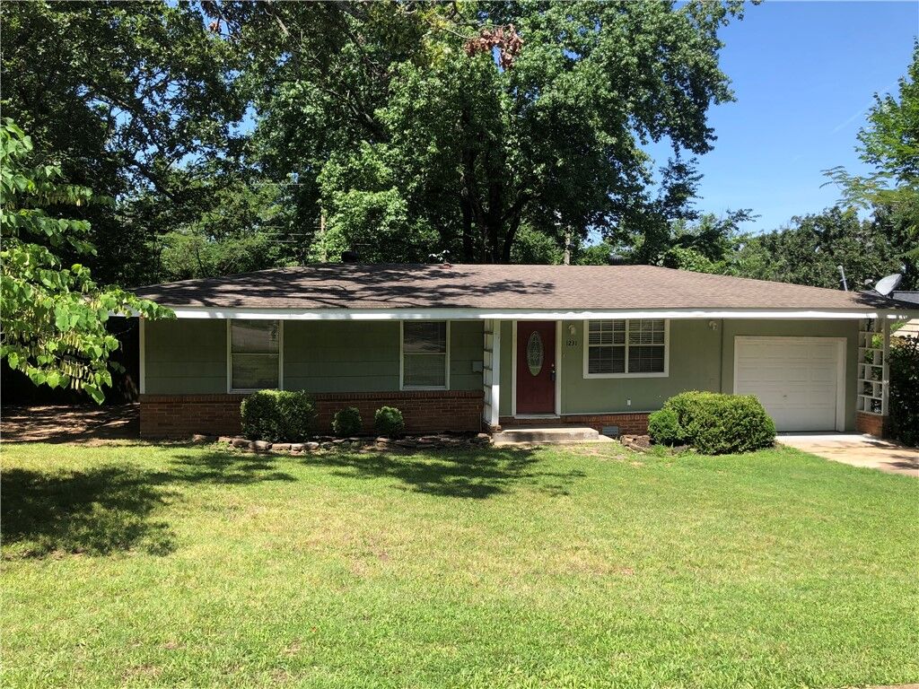 Property Photo:  1231 N Oak Avenue  AR 72703 