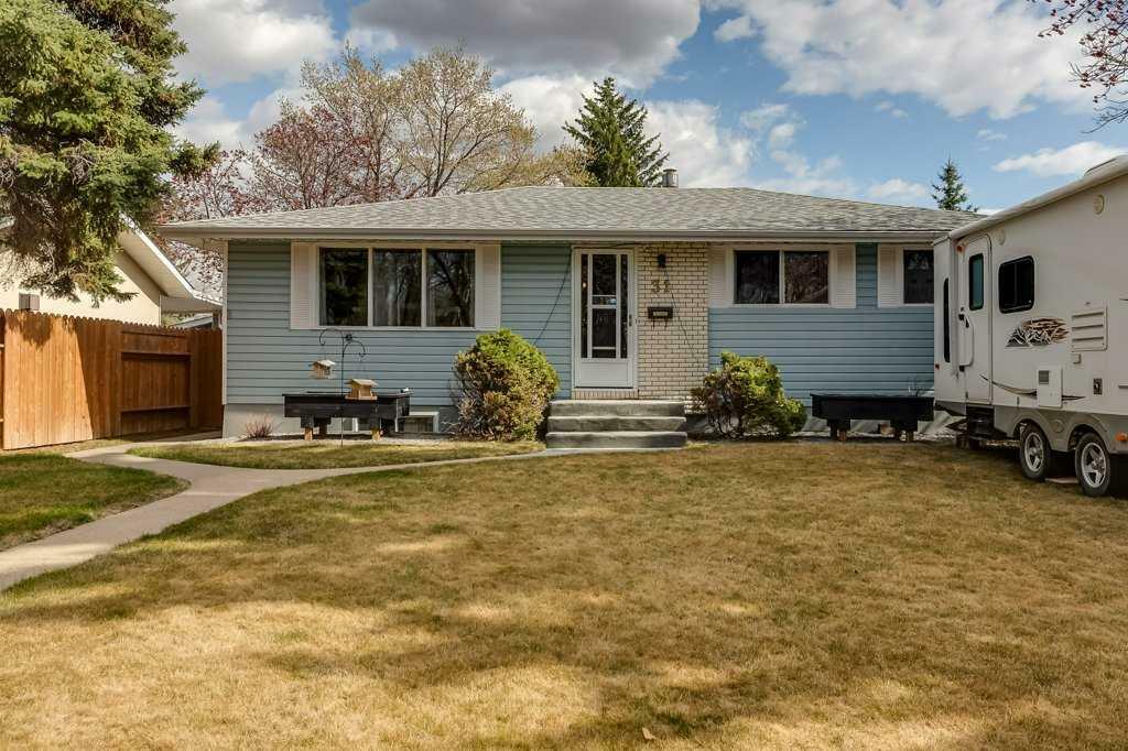 Property Photo: 31 Orchard Green AB T4N 5B6