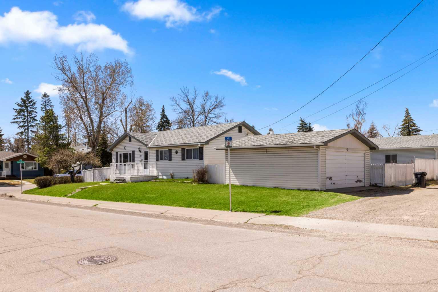 Property Photo: 4711 43 Street SW AB T3E 3P9