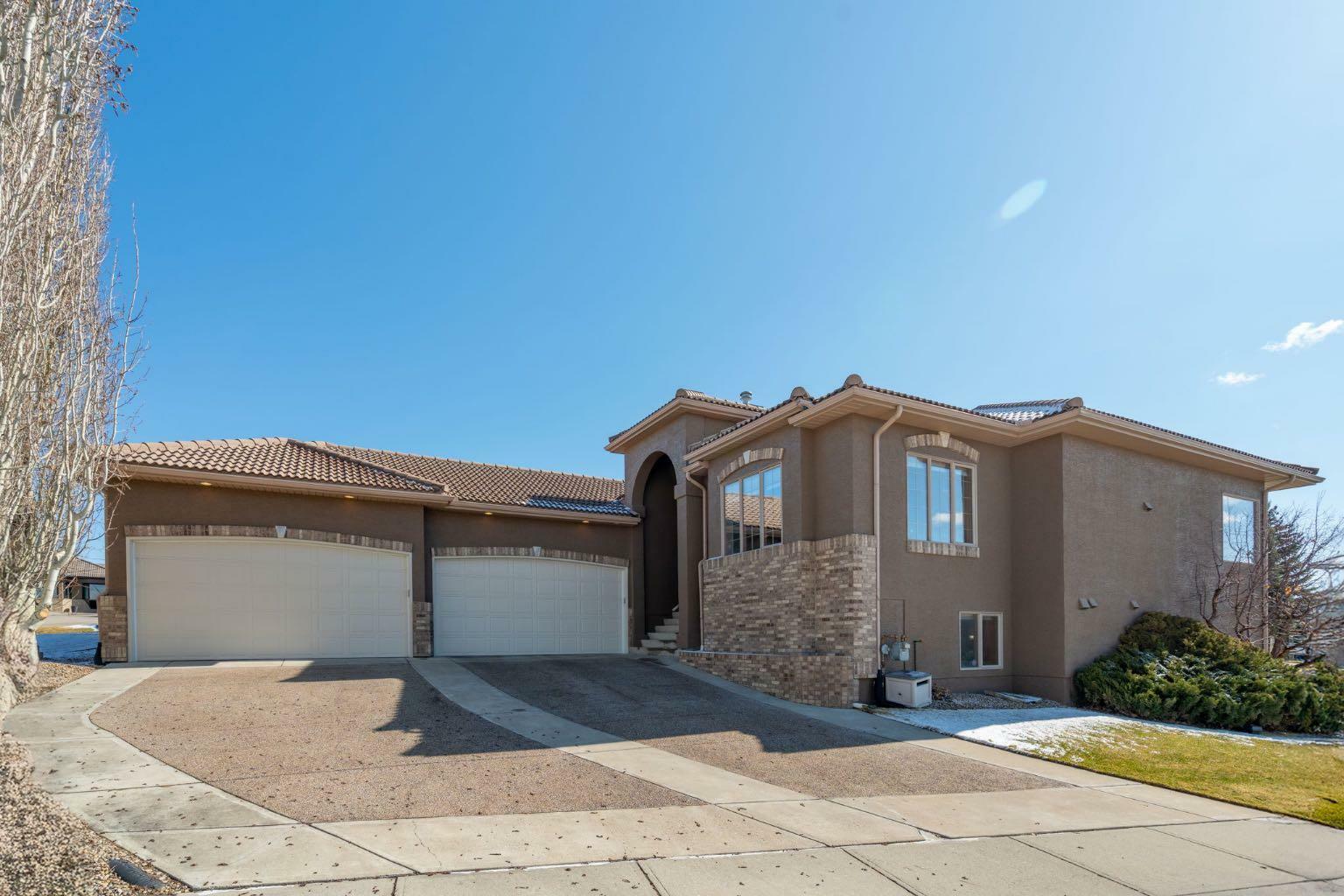 Property Photo:  80 Arbour Estates Green NW  AB T3G 4R7 