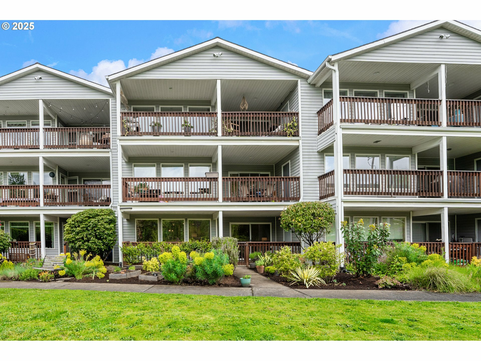 Property Photo: 6708 N Richmond Ave OR 97203