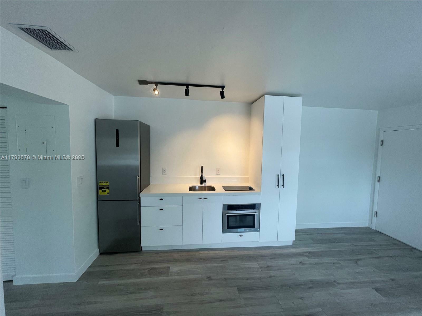 Property Photo: 323 Washington Ave 7 FL 33139