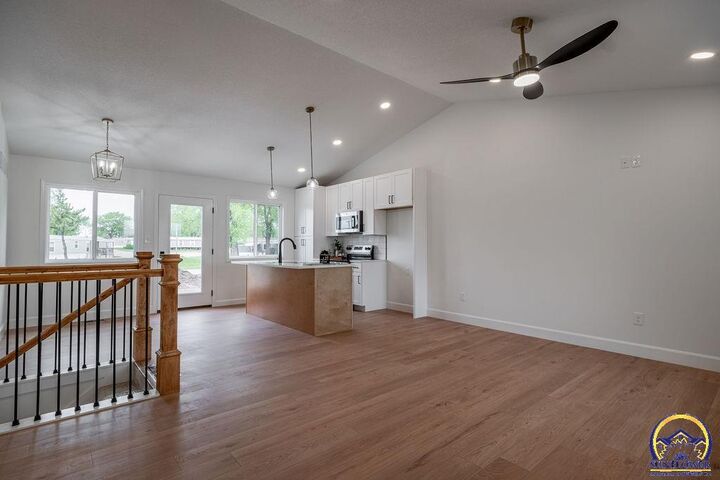 Property Photo: 1928 NW Vail Ct KS 66608