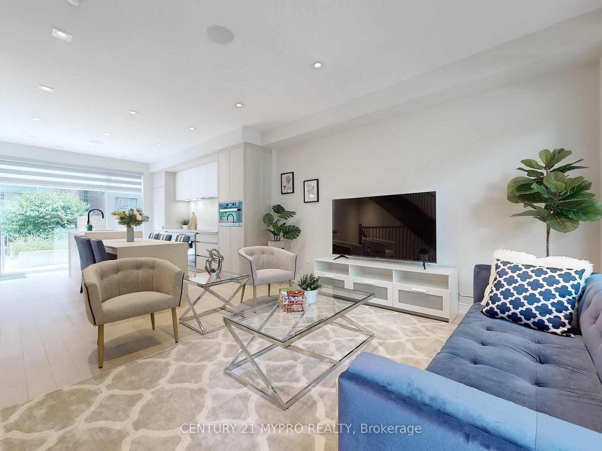 Photo de la propriété: 31A Dundonald Street ON M4Y 1K3