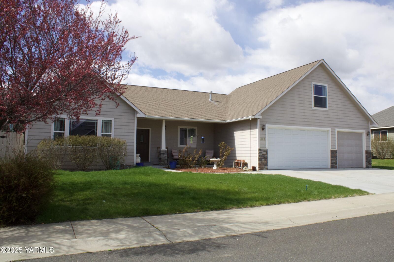 Property Photo:  408 S 93rd Ave  WA 98908 