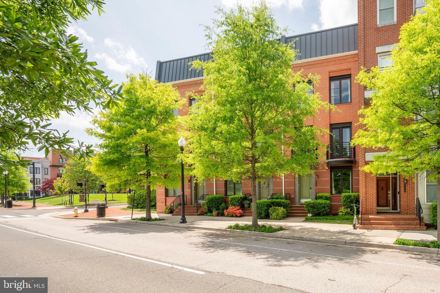 Property Photo: 2006 Potomac Avenue VA 22301